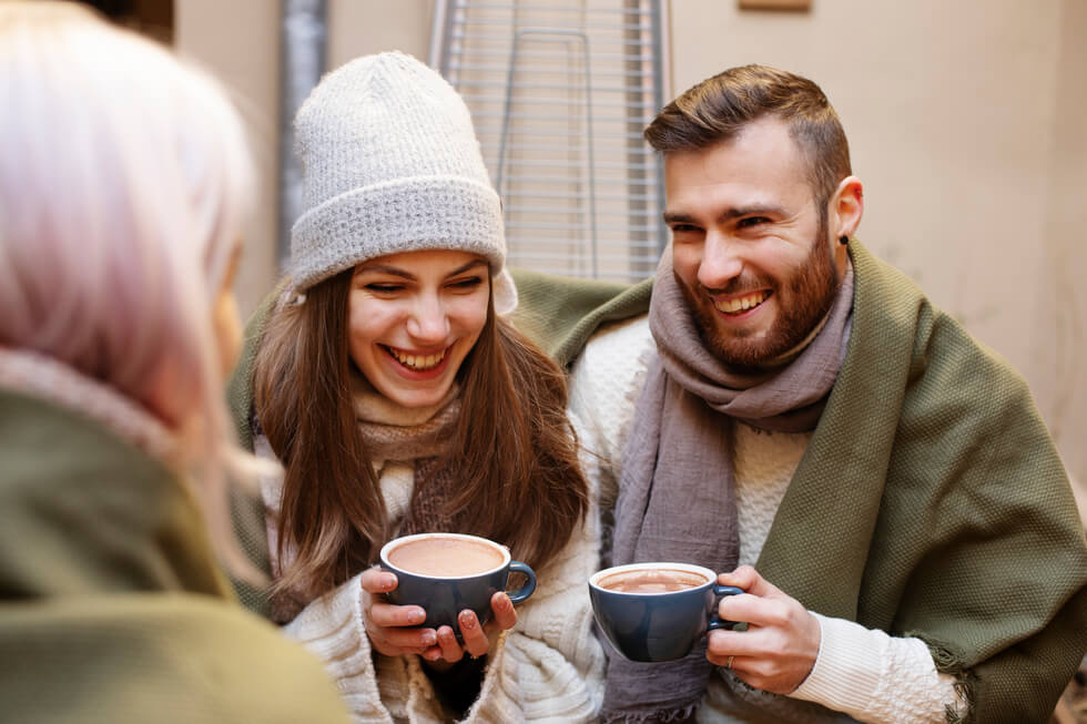 Familia saludable en casa aplicando consejos esenciales para prevenir resfríos y gripe durante el invierno.